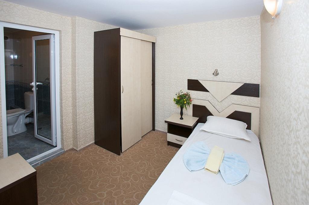 رافدا Elvira Hotel الغرفة الصورة