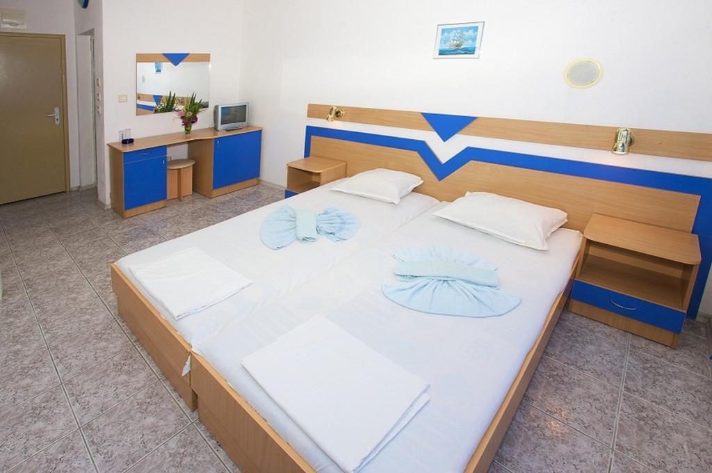 رافدا Elvira Hotel الغرفة الصورة